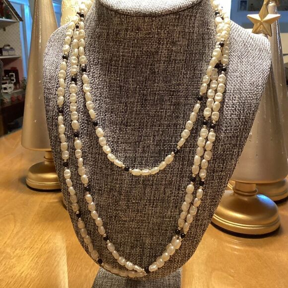 White Faux Rice Pearls with Black Beads and Goldtone Spacers - Picture 4 of 10